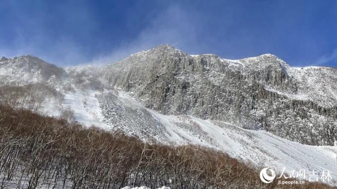 山峰被白纱般的雪覆盖。人民网 李思玥摄